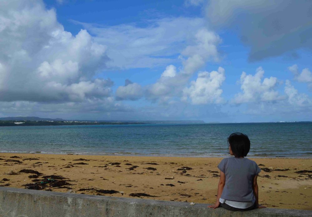 海を眺める